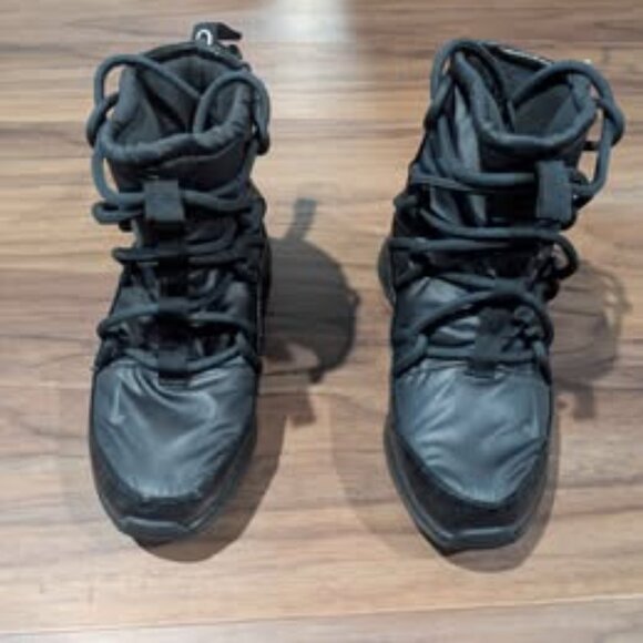 Nike Women's Tanjun High Rise High Top Sneaker Boots Sz. 7 Black - Picture 2 of 6